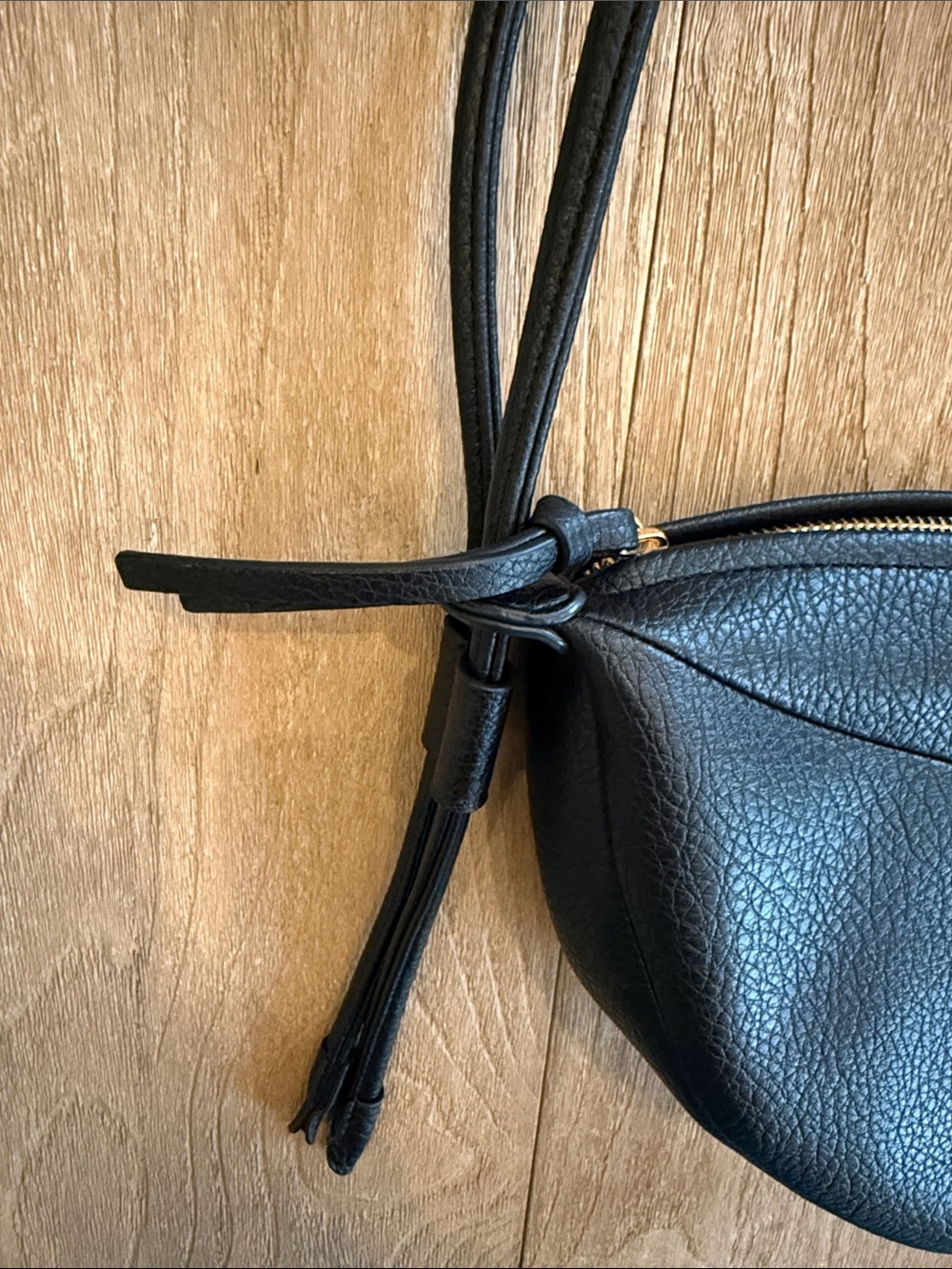 Banana Republic Black Vegan Sling Bag Crossbody Purse - Picture 2 of 6